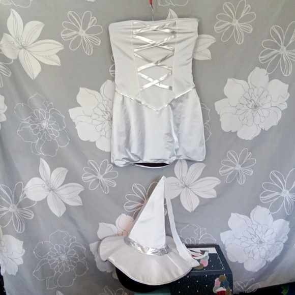 Reversible Witch Costume - Picture 3 of 8